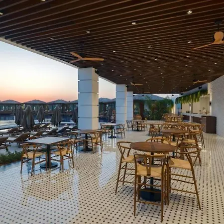 Premium Luxury At Grand Sapphire & Casino With Pool Access *