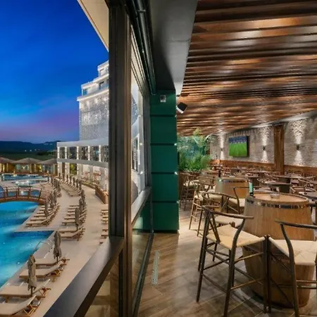 Premium Luxury At Grand Sapphire & Casino With Pool Access